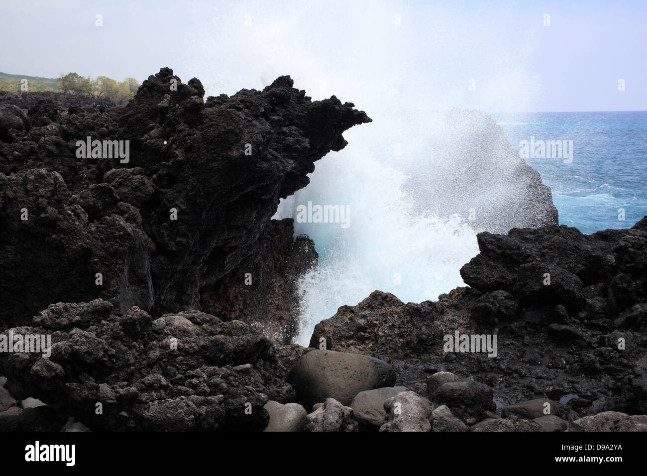 Gefrorene Lava und explodierenden Wellen auf einem relativ neuen Strand auf The Big Island Hawaii Stockfoto