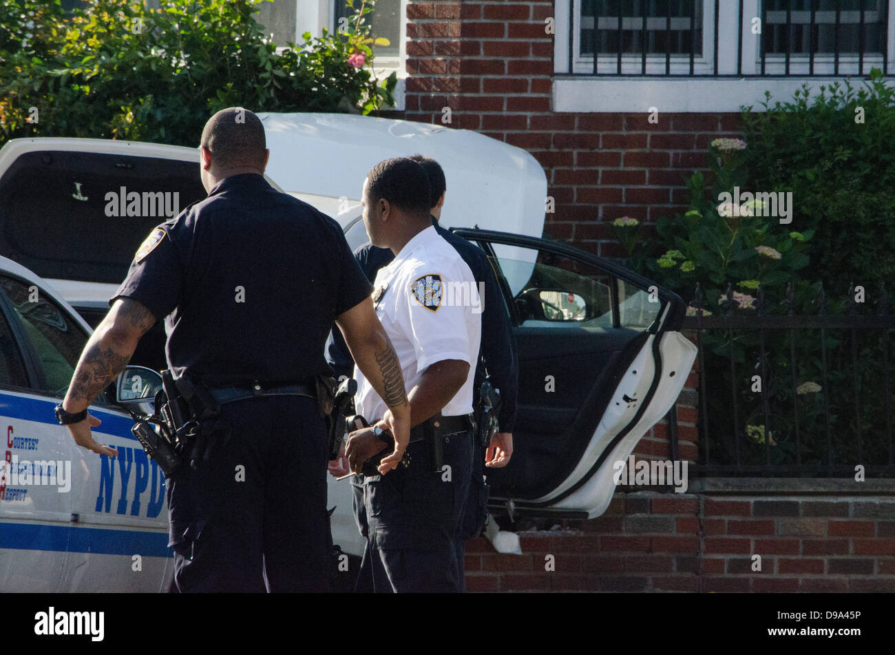 Brooklyn, NY, USA. 15. Juni 2013. Auto knallt in Haus, nachdem Polizei Verfolgung mit 2 Rüden in Verbindung Credit verhaftet: Michael Glenn/Alamy Live News Stockfoto