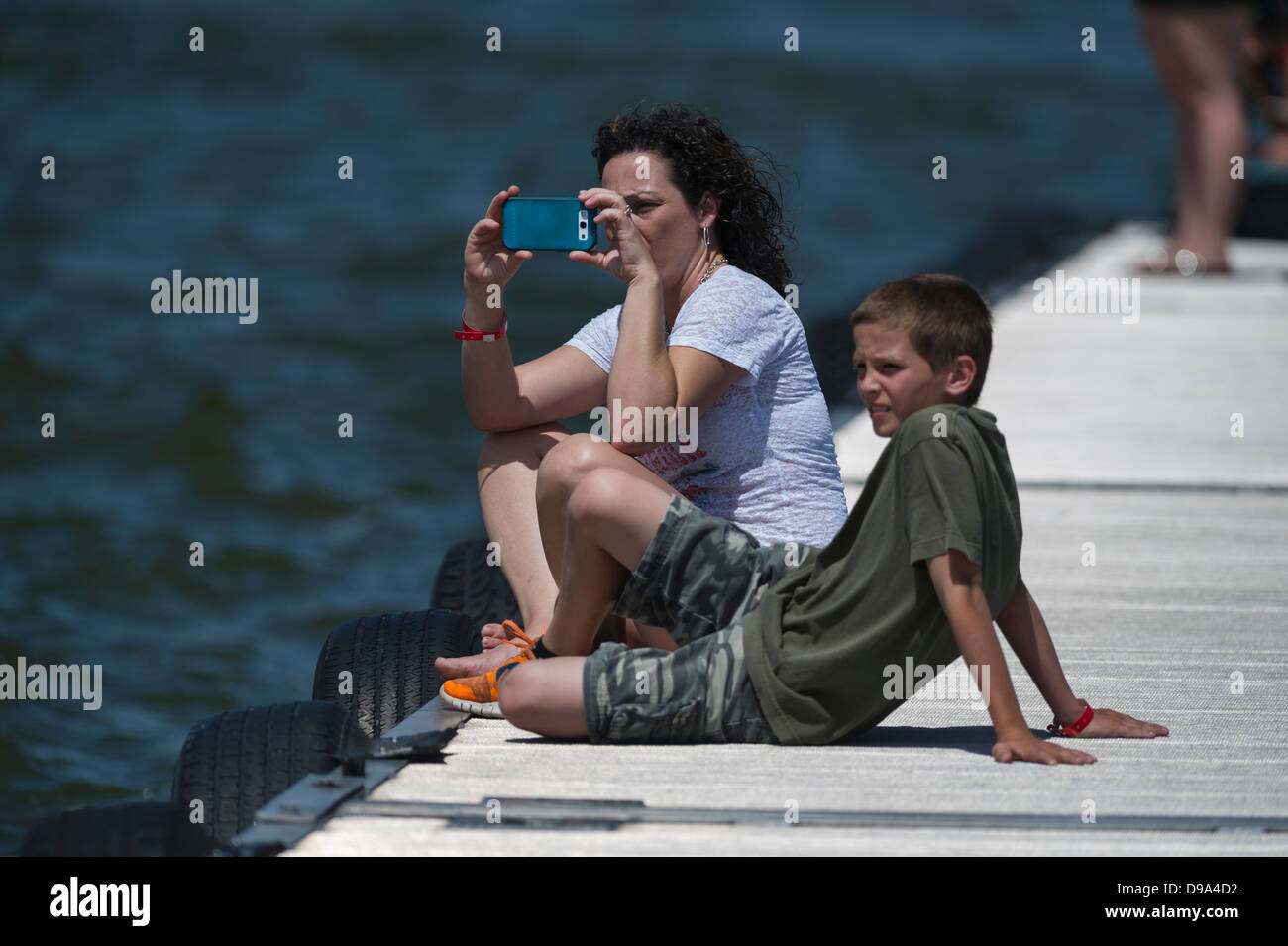 Mutter und Sohn Kai bei den Jet-Skirennen Wooton Park, Taveres, Florida USA Stockfoto