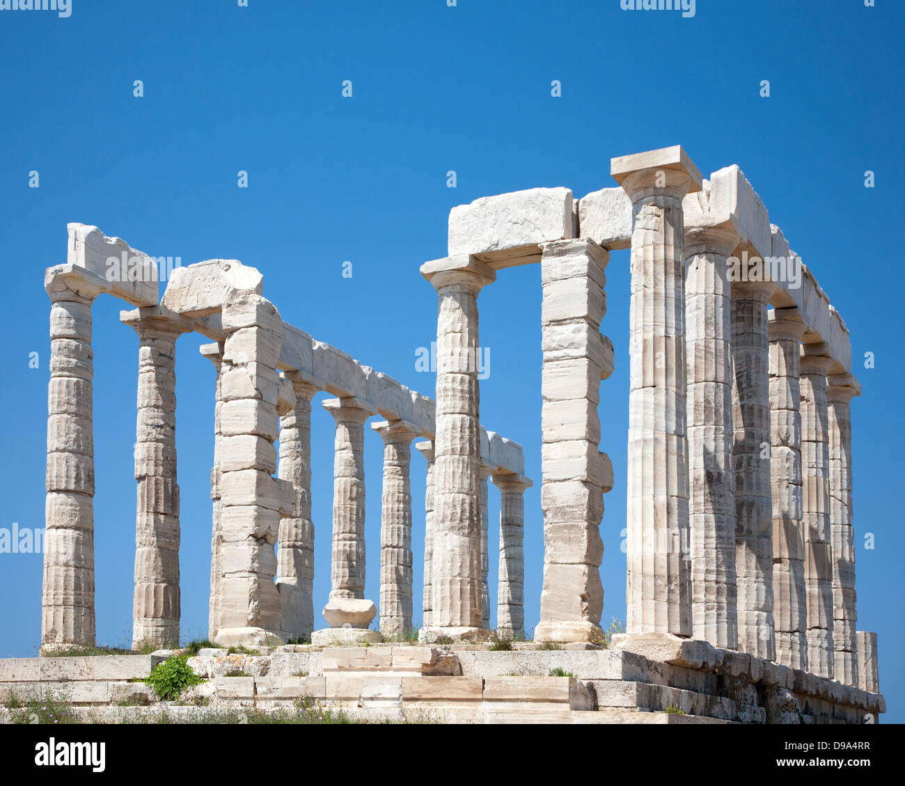 Tempel des Poseidon, ein antikes griechisches religiöses Heiligtum, erbaut an der Spitze der Halbinsel Attika aus lokal abgebautem weißem Marmor mit blauem Himmel Stockfoto