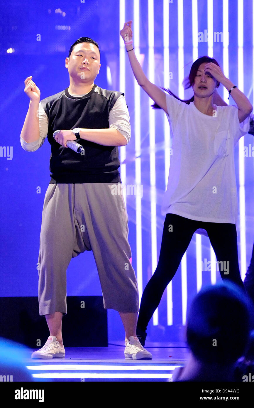 Toronto, Kanada. 15. Juni 2013. 2013 MMVA sound-Check und Probe von der Straße auf die viel Musik HQ auf der Queen Street in Toronto gesehen. Im Bild rehears PSY Lied Gangnam Style, Co-Moderator und führt am Sonntagabend. Bildnachweis: EXImagesAlamy Live-Nachrichten Stockfoto Toronto, Kanada. 15. Juni 2013. 2013 MMVA sound-Check und Probe von der Straße auf die viel Musik HQ auf der Queen Street in Toronto gesehen. Im Bild rehears PSY Lied Gangnam Style, Co-Moderator und führt am Sonntagabend. Bildnachweis: EXImagesAlamy Live-Nachrichten Stockfoto