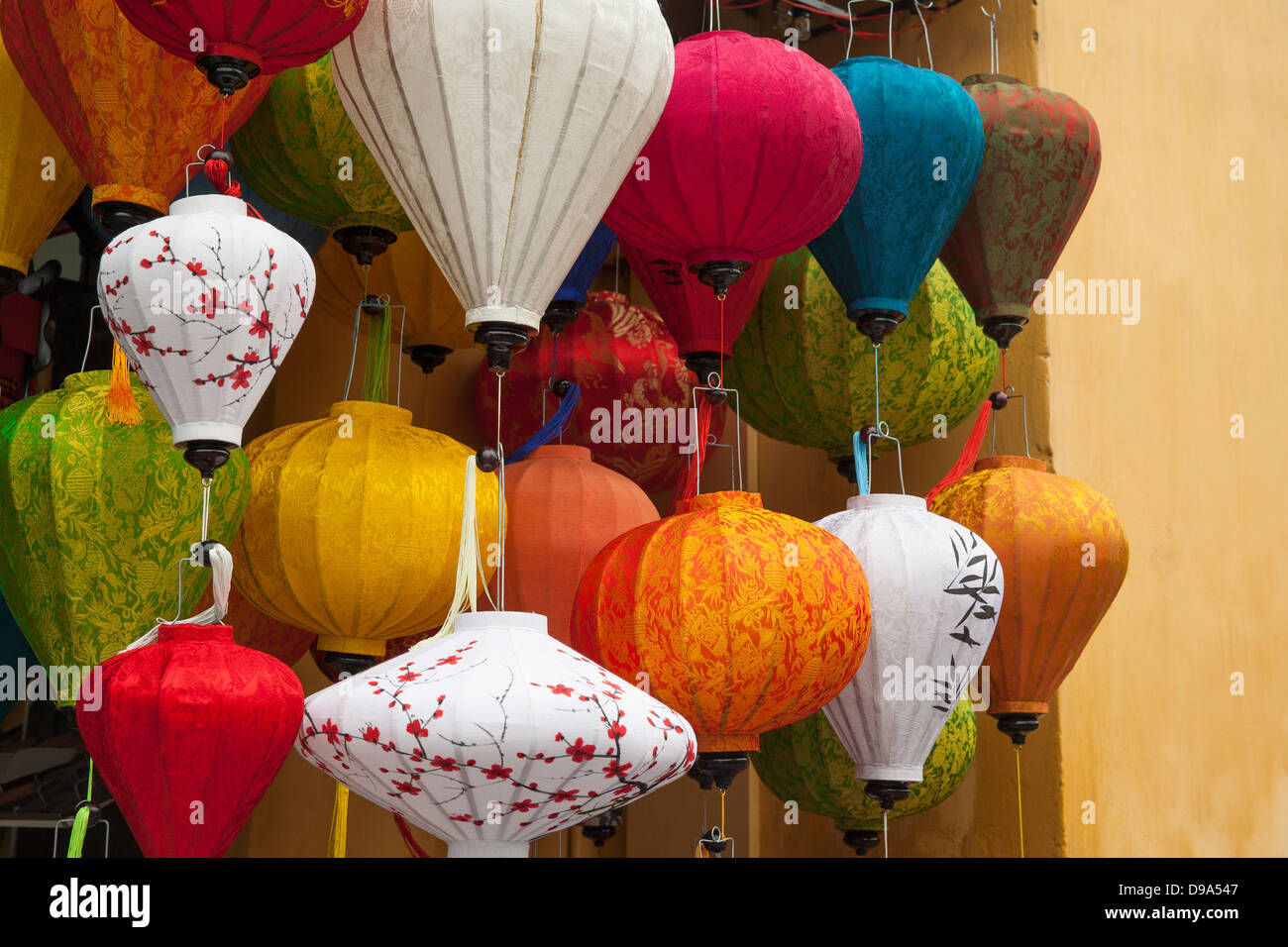 Seide Laternen auf dem Display in einem Geschäft in Hoi An, Quang Nam Provinz, Vietnam, Südostasien, Indochina Stockfoto