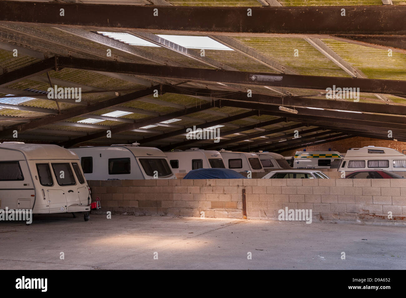 Eine Lagerhalle, wo Leute zahlen, um ihre Wohnwagen und Autos etc. speichern in Suffolk, England, Großbritannien, Vereinigtes Königreich Stockfoto