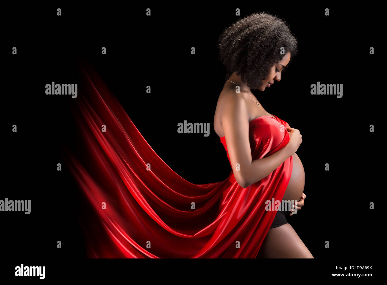 Fine Art Foto einer afrikanischen schwangeren Frau trägt einen roten voile Stockfoto
