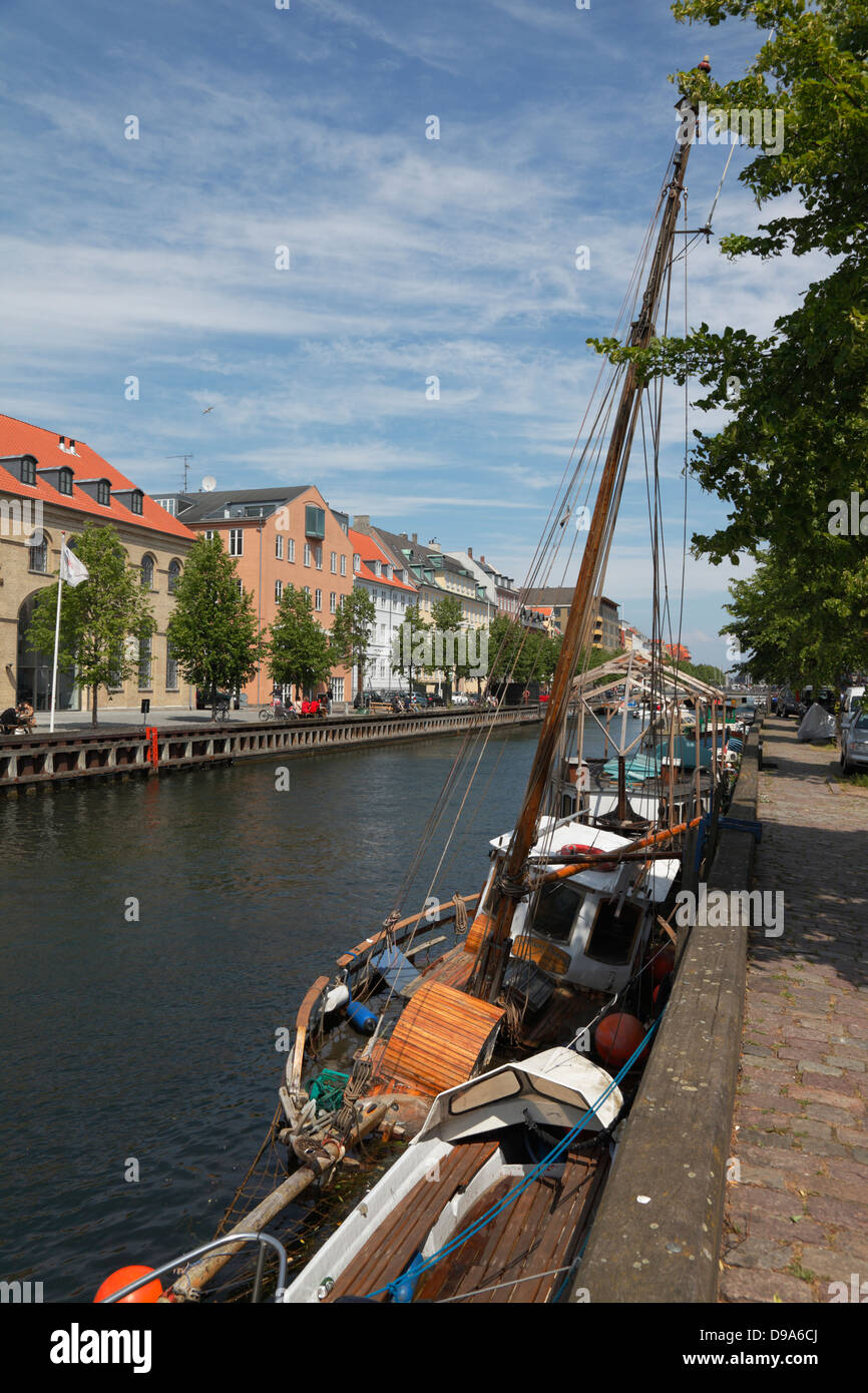 Ein versunkenes Fischerboot in Christianshavns Kanals, Kopenhagen, Dänemark. Das Boot wird "Lykkens Prøve" oder "Prozess des Glücks" genannt. Stockfoto