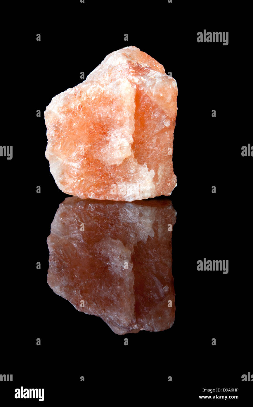 Schönes Exemplar des Steinsalzes aus Salzburg in Österreich, ein Mineral, das aus Natriumchlorid besteht Stockfoto