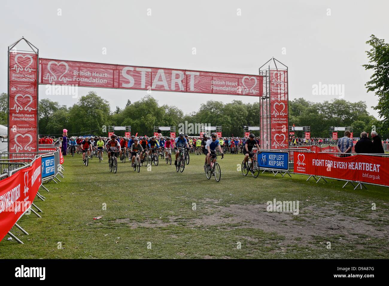 Clapham Common, London UK. 16. Juni 2013. Radfahrer inszenierten Anfang der britischen Herz Foundation London to Brighton Bike Ride. Veranstalter erwarten mehr als 28.000 Radfahrer zur Teilnahme an der Flaggschiff-Spendenaktion. Bildnachweis: Tom Corban/Alamy Live-Nachrichten Stockfoto