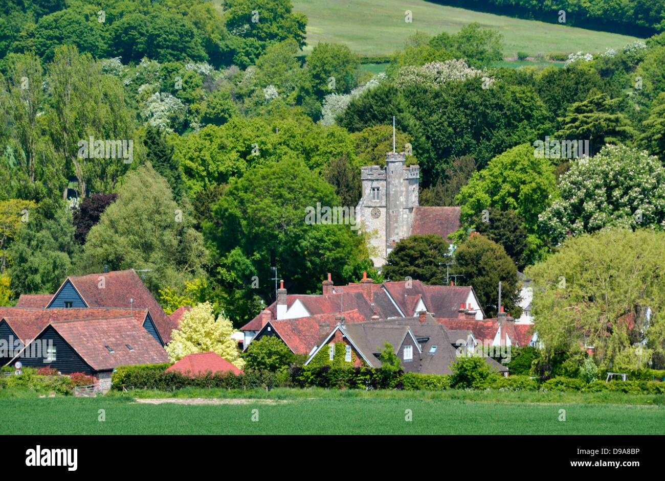 Bucks - Chiltern Hills - Landschaft - Little Missenden Dorf - Kirchturm - Hütten - rotbraune Dächer - bewaldeten Hänge. Stockfoto