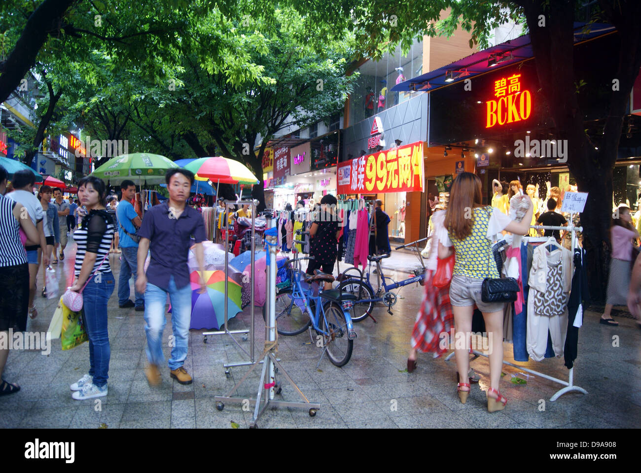 Shenzhen Xixiang Fußgänger Straße, es gibt viele Verkäufer, die Ware auf dem Weg, Menschen zu beeinflussen. In China. Stockfoto