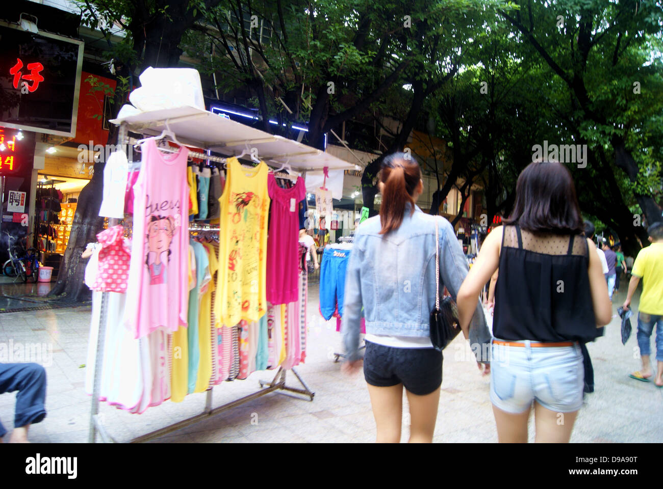 Shenzhen Xixiang Fußgänger Straße, es gibt viele Verkäufer, die Ware auf dem Weg, Menschen zu beeinflussen. In China. Stockfoto