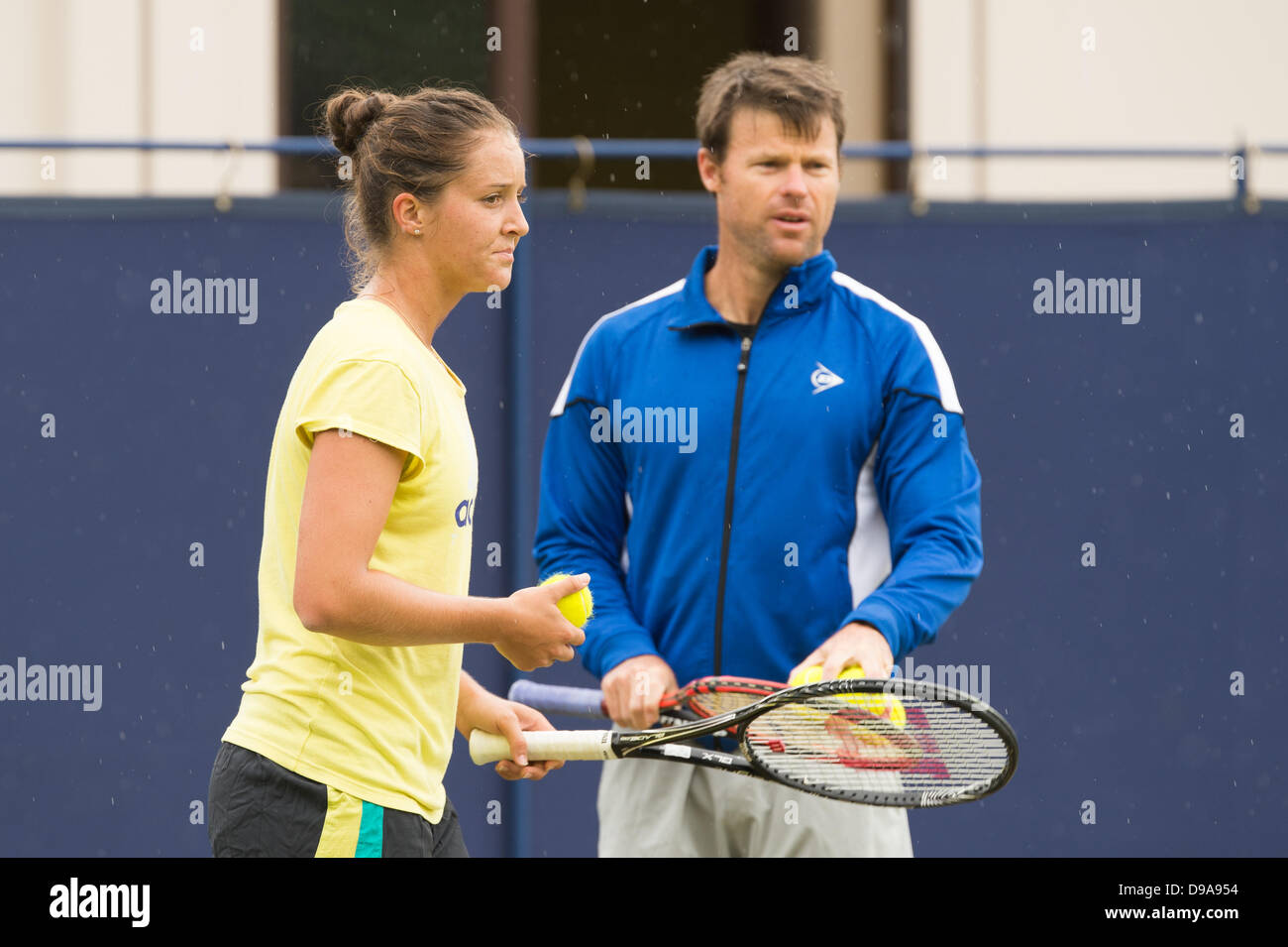 Aegon International, Eastbourne, GB. Sonntag, 16. Juni 2013. Laura Robson trifft auf den Übungsplatz. Sehen Sie hier mit dem neuen Trainer Miles Maclagan Credit: Mike Französisch/Alamy Live News Stockfoto