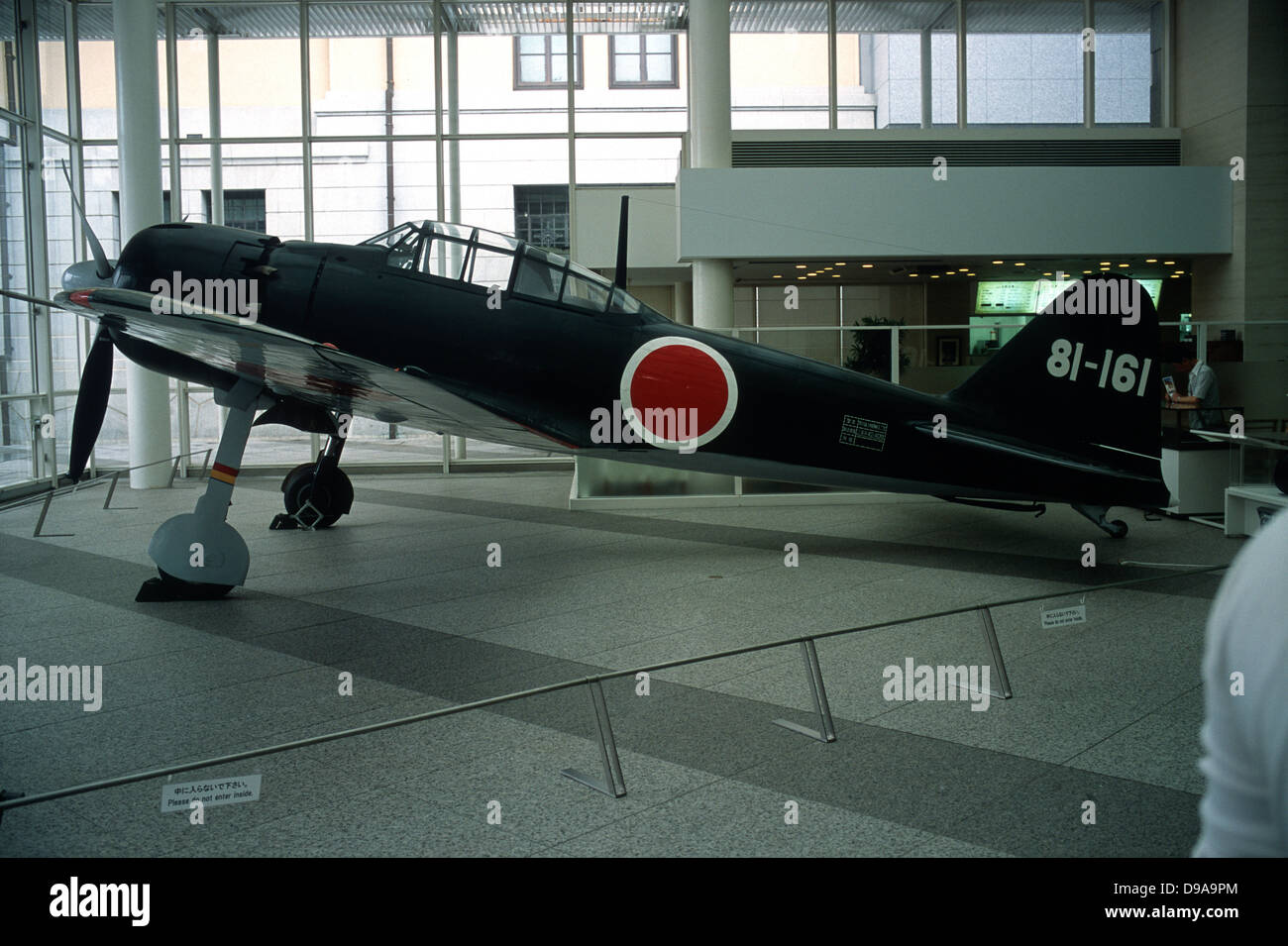 Ein Mitsubishi A6M Zero Flugzeug angezeigt im Yushukan Museum des Yasukuni-Schrein in Tokio, Japan. 2010 Stockfoto