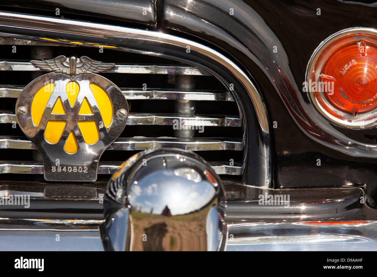 Der Automobile Association (AA) Abzeichen auf einen Oldtimer in Großbritannien. Stockfoto