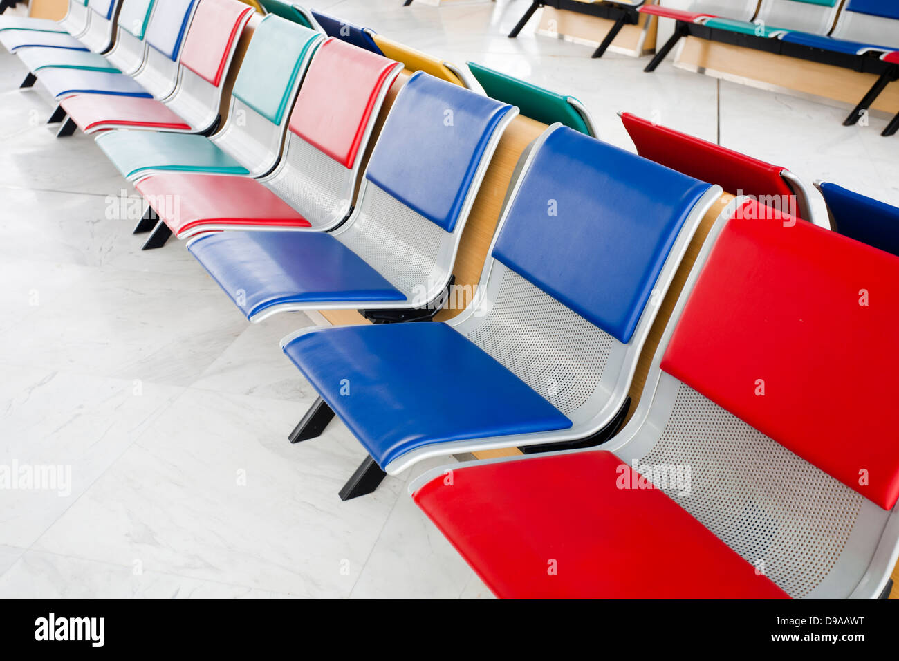 Bunte Sitze im Warteraum Railway station Stockfoto