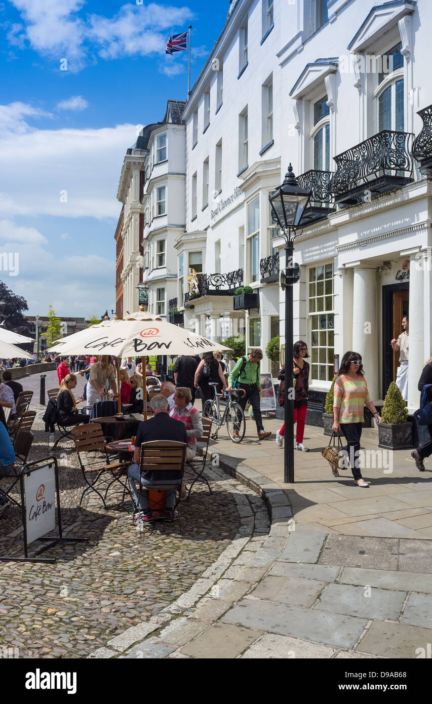 Exeter, Devon, England. 30. Mai 2013. Das Café und das Royal Clarence Hotel im Hof der Kathedrale und Michael Kuens Abode Cafe. Stockfoto