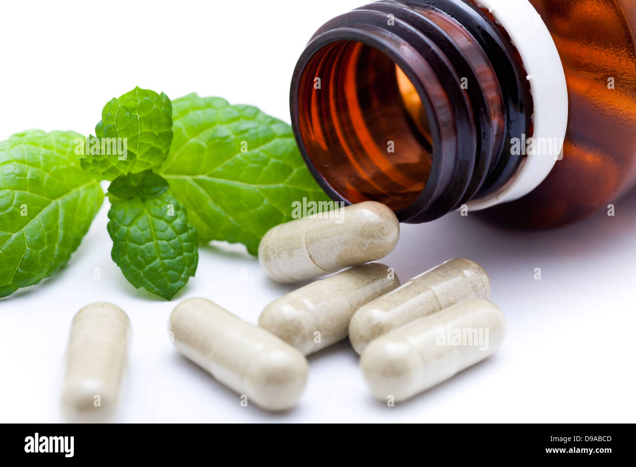 Bio-Pille und Minze Blätter auf weißem Hintergrund Stockfoto