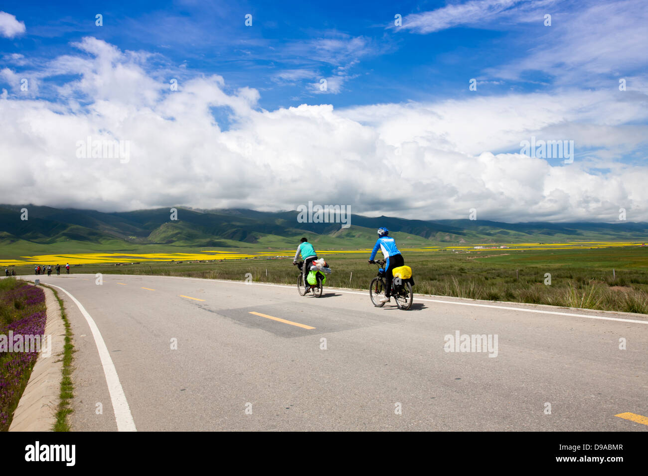 Radfahrer, die auf Fahrrädern außerhalb Stockfoto