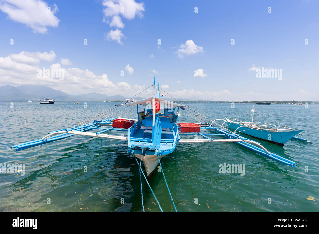 Auslegerboot vertäut am Kai, Palawan, Philippinen. Stockfoto
