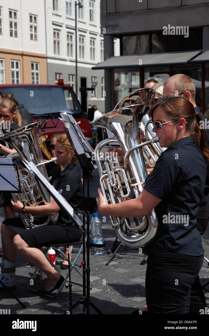 Weibliche Tuba-Spieler in der dänischen Band, Dania Brass Band, unterhaltsame am Kultorvet in Kopenhagen an einem Samstag Nachmittag. Stockfoto