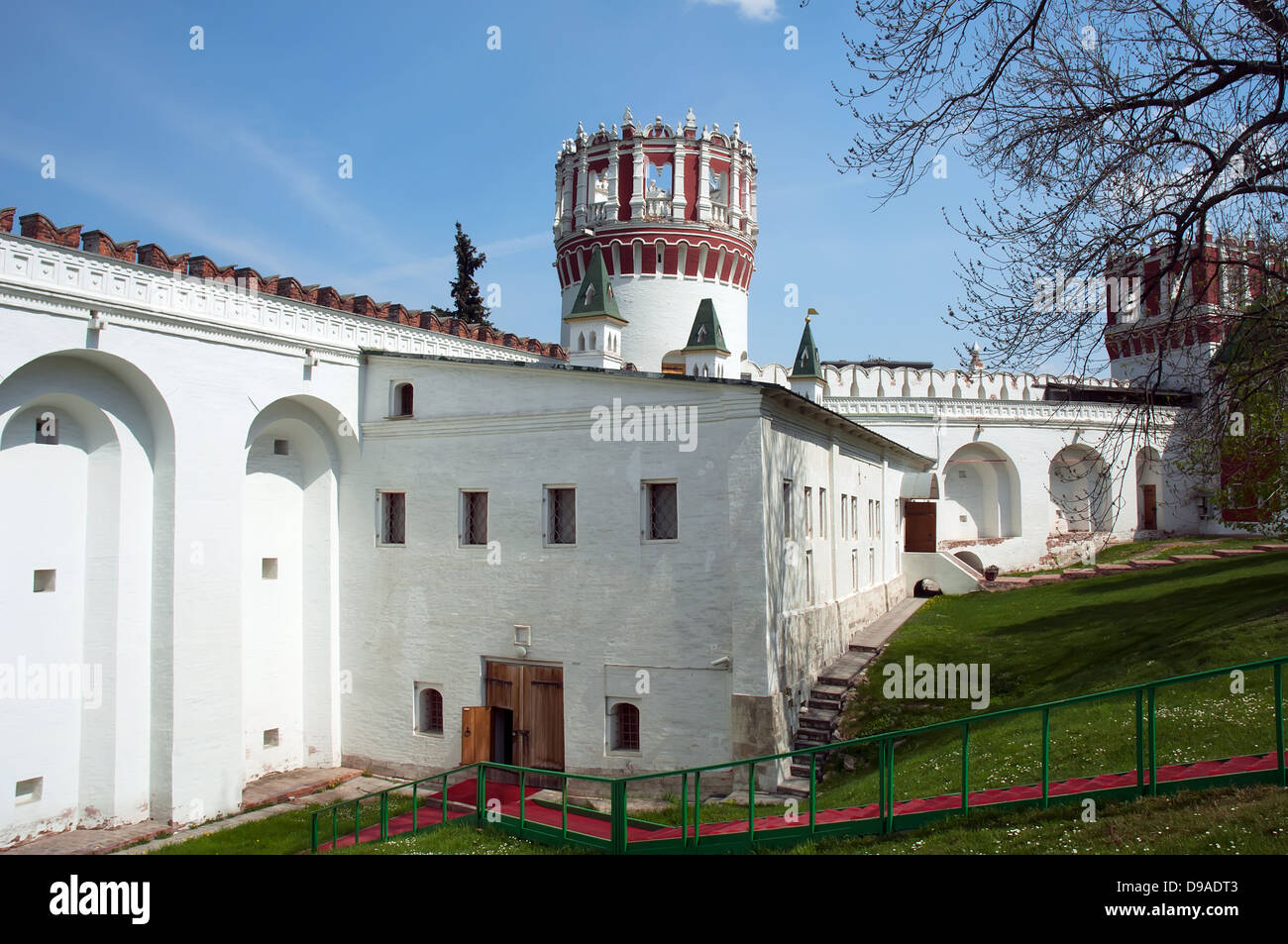 Mauern und der Turm des Novodevichiy Klosters in sonniger Tag im Sommer Stockfoto