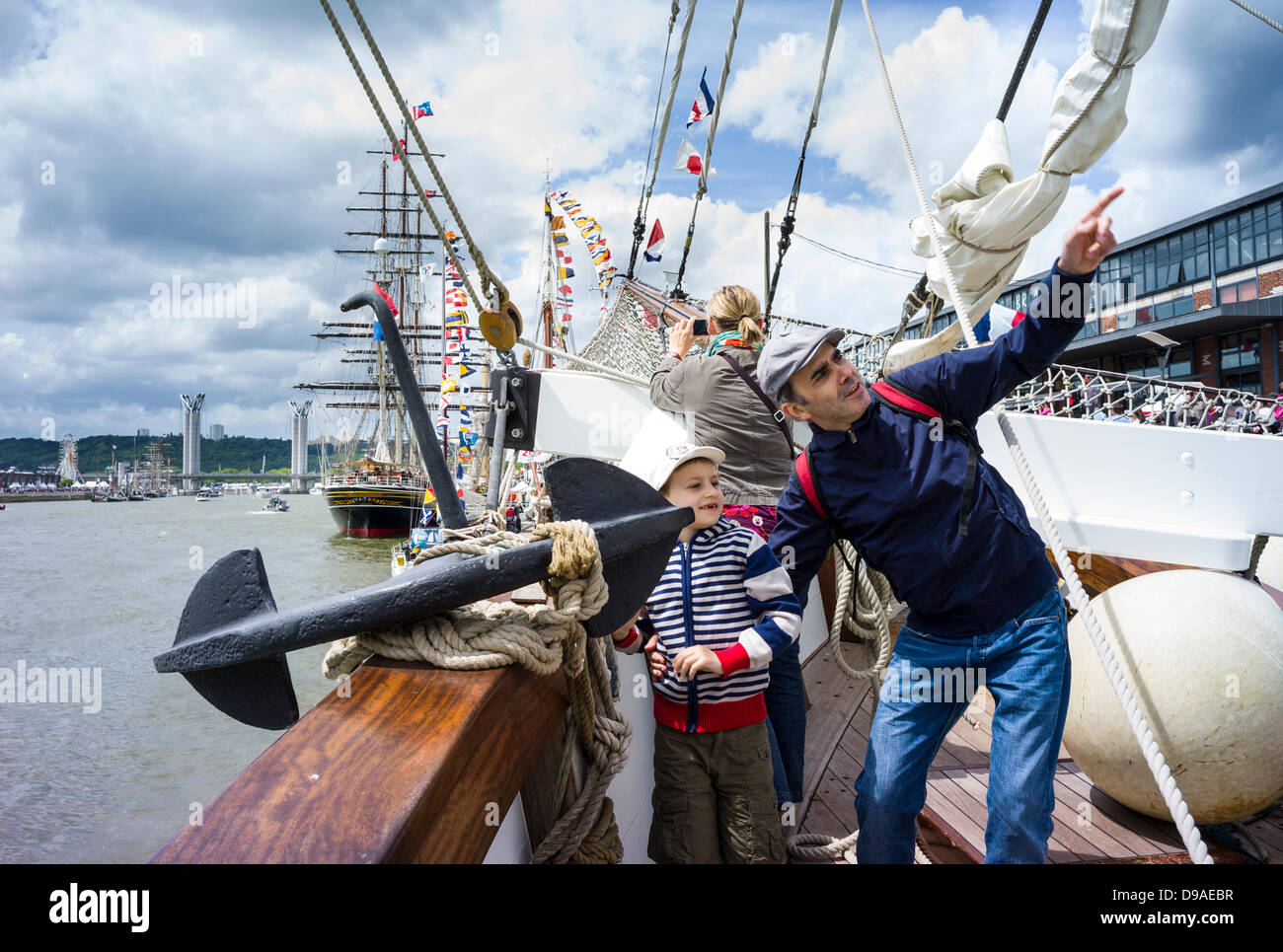 Rouen, Frankreich. 15. Juni 2013. Vater mit Sohn neben Anker auf hölzernen Windjammer an die Armada Rouen an einem sonnigen Tag mit blauen Wolkenhimmel nach oben zeigend. Querformat. Bildnachweis: Christine Tore/Alamy Live-Nachrichten Stockfoto