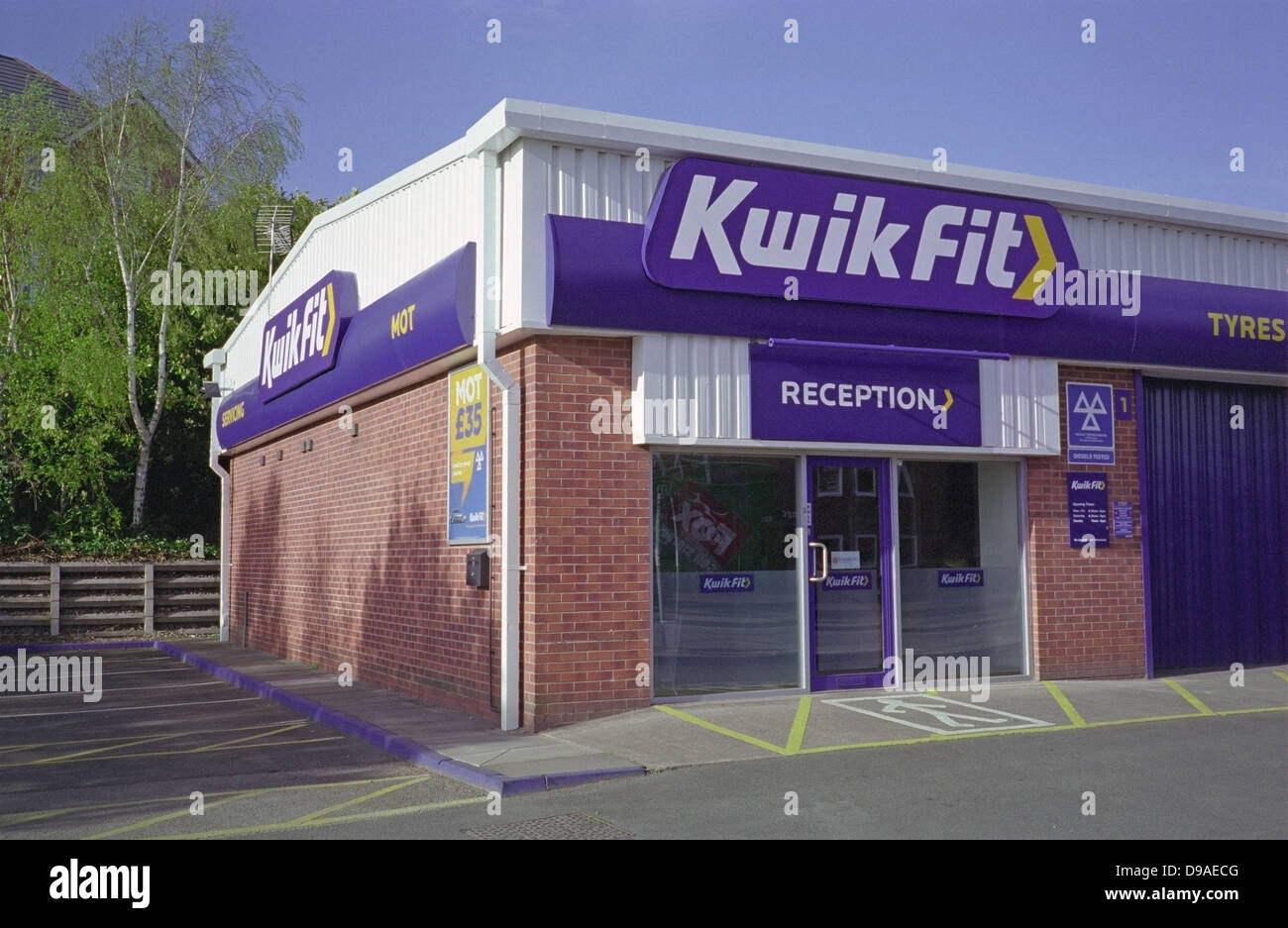 Kwik Fit Tyre, Auspuff und TÜV-Prüfstelle oder Garage, Mill Race Lane, Stourbridge, West Midlands, England, UK Stockfoto