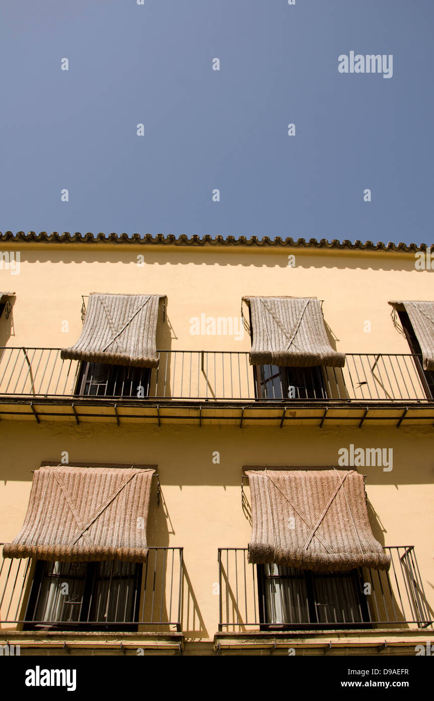 Typische spanische Fassade mit Outdoor-Rollos, Andalusien, Spanien. Stockfoto