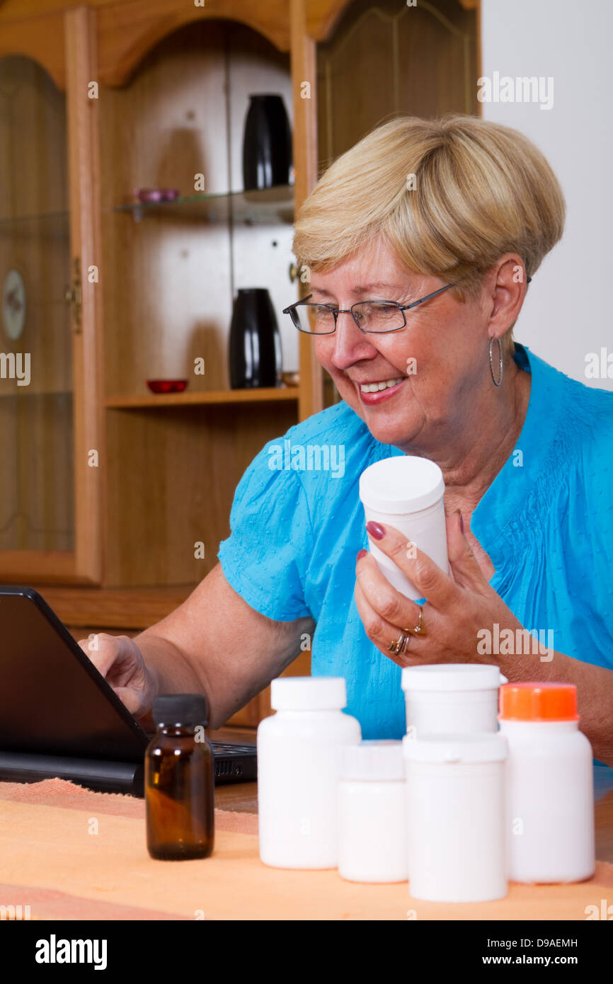 Ältere Frau Recherche und Kauf von Arzneimitteln über das Internet Stockfoto