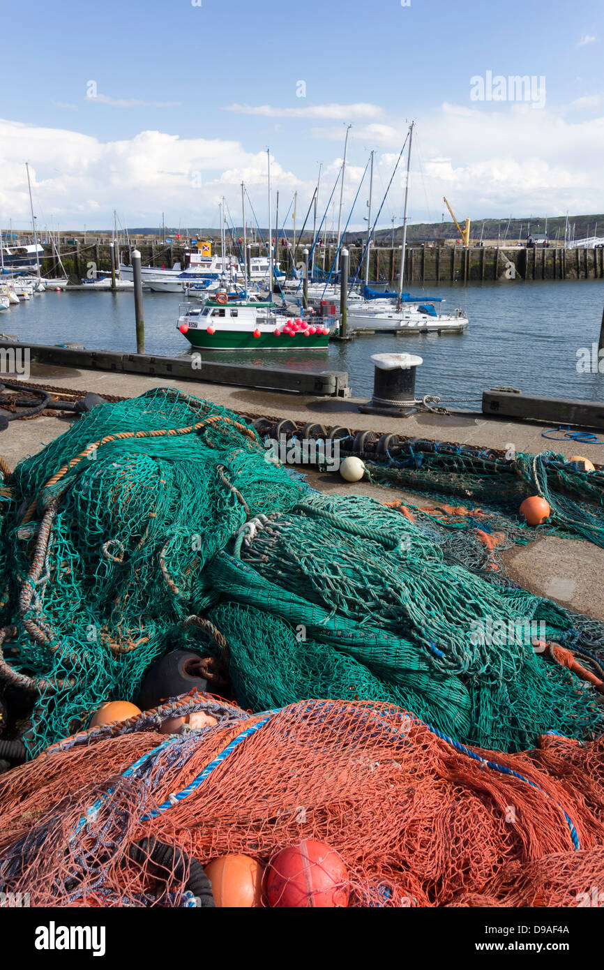 Kommerziellen Fischernetze gestapelt am Hafen von Scarborough, North Yorkshire Stockfoto