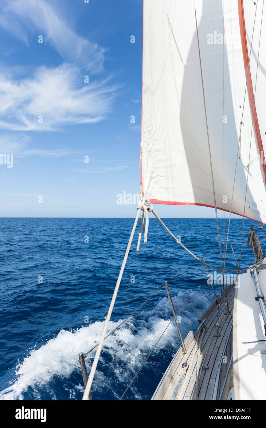 Das Segelboot segeln schön ins offene Meer. Stockfoto