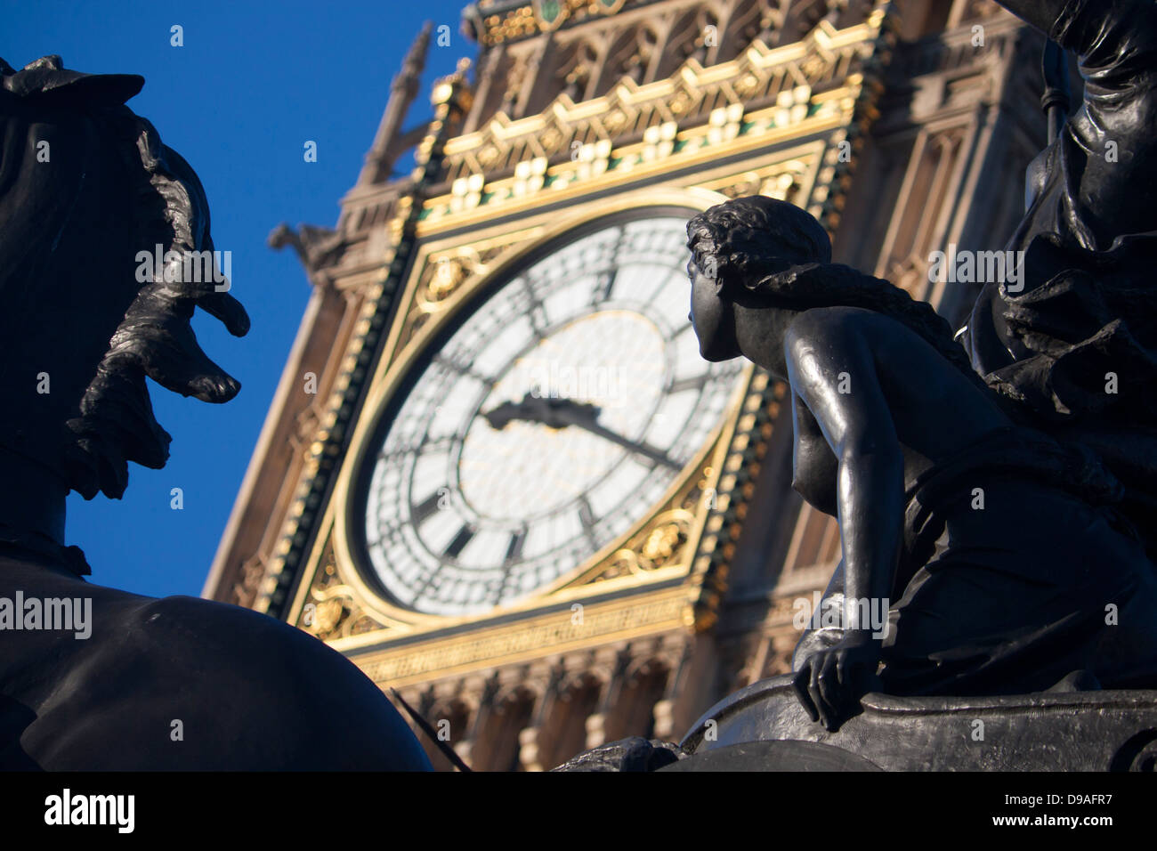 Eine der Figuren Statue von Boadicea mit Zifferblatt von Big Ben im Hintergrund Häuser des Parlaments Westminster London England UK Stockfoto