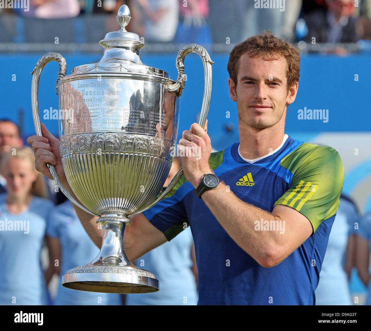 16.06.2013. London, England. Andy Murray mit den Gewinnern Trophy bei der Aegon Championships Finale von The Queen Stockfoto
