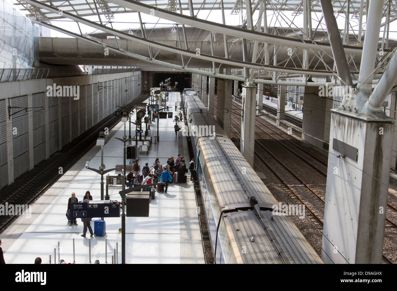 Reisende, die ein Zug von der Plattform am Bahnhof Charles de Gaulle in Paris Frankreich Stockfoto