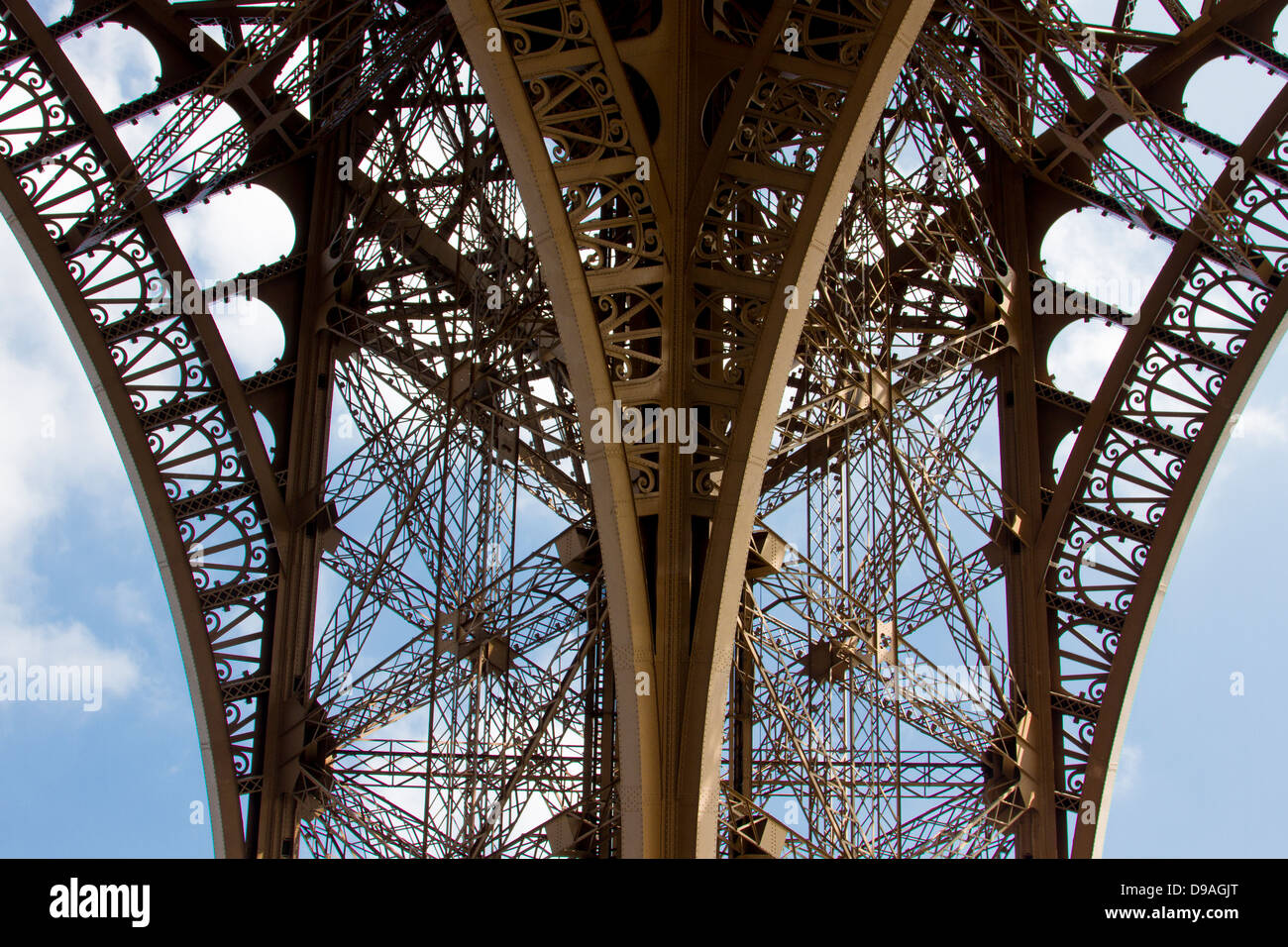 Nahaufnahme eines Eiffelturm Träger zeigen detaillierte Gitter Schmiedearbeiten Stockfoto