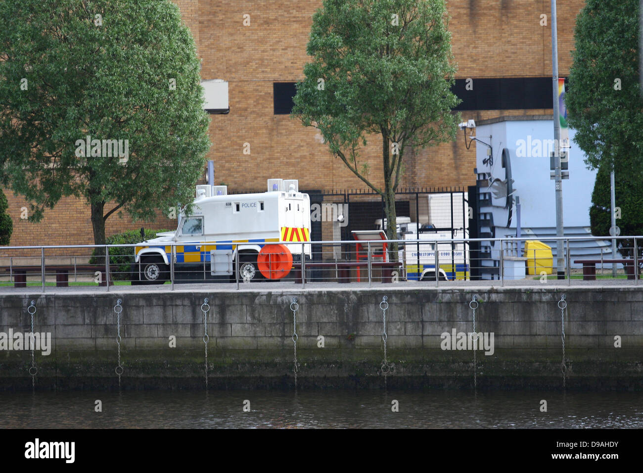 Belfast, Nordirland. 15. Juni 2013. Gerade einmal 12 Stunden bevor US-Präsident Barack Obama kommt in Belfast, die ein riesige Polizeieinsatz in Ort in der Stadt vor dem G8-Gipfel in Nordirland - schwingt Patrouille Polizei der Waterfront Hall in Belfast Stockfoto