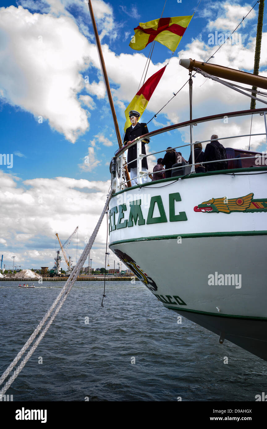 Rouen, Frankreich. 15. Juni 2013. Mexikanische Marine-Offizier steht am Heck der Großsegler Cuauhtemoc auf die Armada Rouen. Das Schiff ist für die Ausbildung von der mexikanischen Marine eingesetzt. Hochformat. Bildnachweis: Christine Tore/Alamy Live-Nachrichten Stockfoto