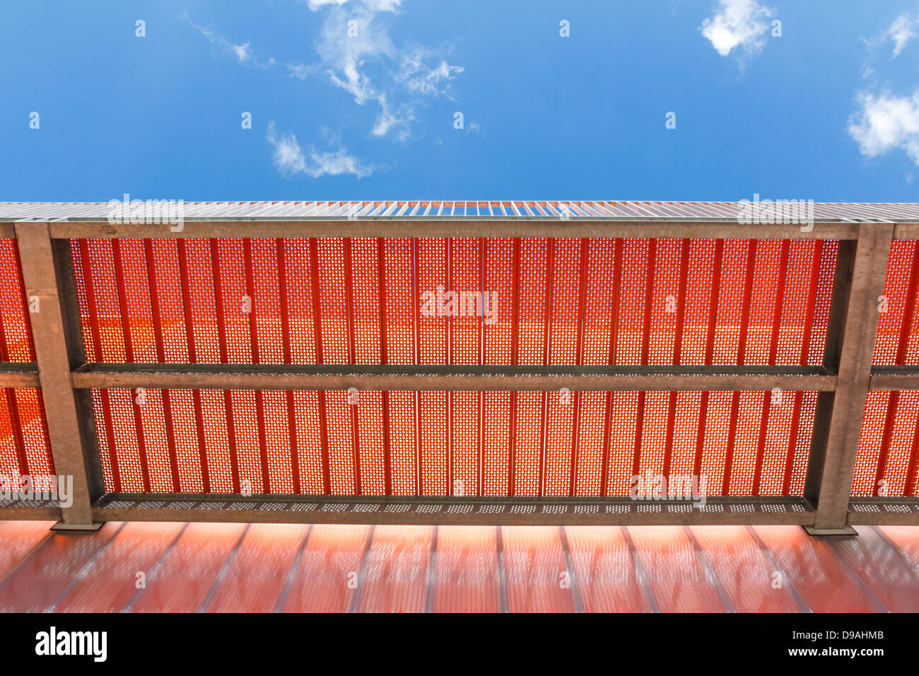 Unter den Notausgang einer Orange Gebäude gegen blauen Himmel Stockfoto