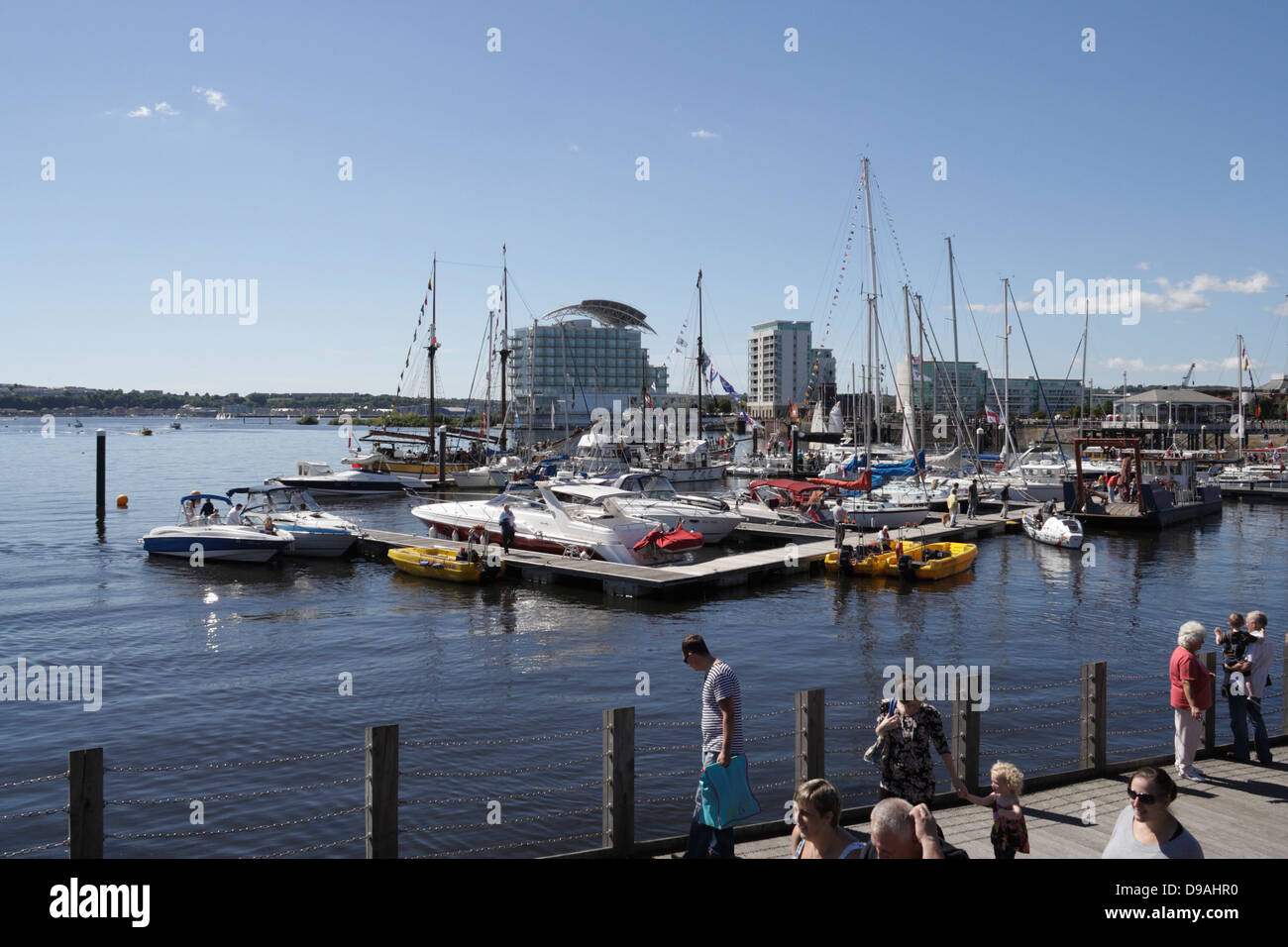 Cardiff Bay Sommerfestival, Wales UK Boote, die am Ponton Body of Water ankern Stockfoto