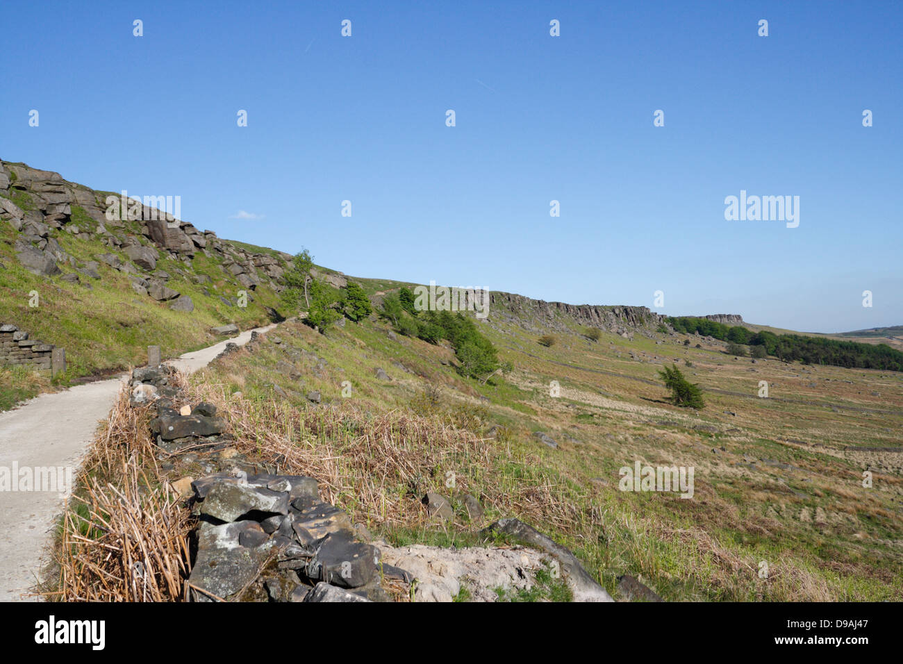 Langer Damm, der von Stanage Edge im Peak District, Derbyshire England, römische Straße absteigt Stockfoto