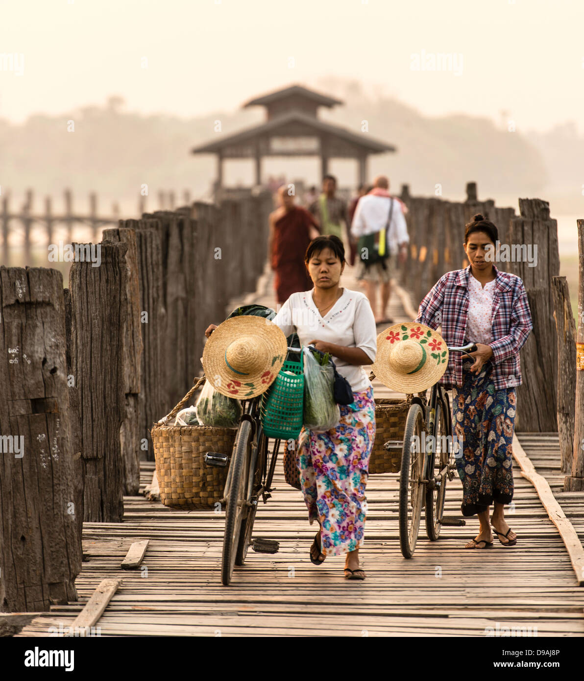 Pendler überqueren Fahrrad Ubein U Bein Brücke Mandalay Myanmar Birma Stockfoto