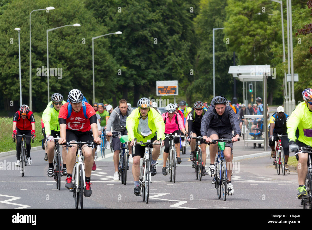 Gruppe von Radfahrern in der London - Brighton-Charity-Radtour nur 2 Meilen vom Ende der Radtour. Stockfoto