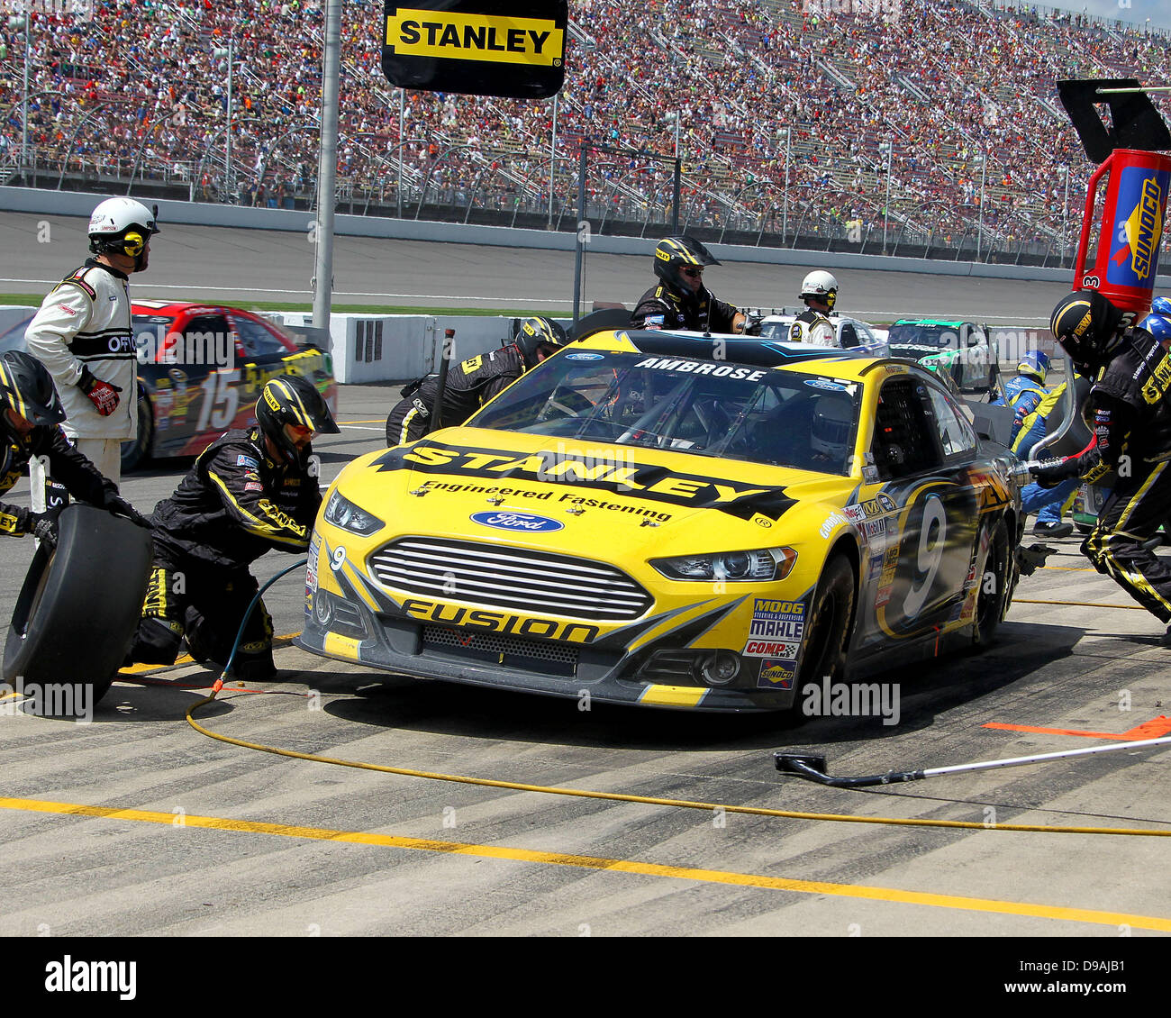 Brooklyn Michigan, Mi, Vereinigte Staaten von Amerika. 16. Juni 2013. Sprint-Cup-Serie-Fahrers Marcos Ambrose (9) Gruben während der Nascar Sprint Cup Series 45. jährliche Quicken Loans 400 auf dem Michigan International Speedway am 16. Juni 2013 in Brooklyn, Michigan. Tom Turrill/CSM Credit: Csm/Alamy Live-Nachrichten Stockfoto