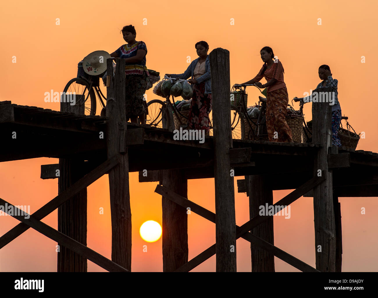 Pendler, die Kreuzung mit dem Fahrrad U Bein Brücke im Morgengrauen Mandalay Myanmar Birma Stockfoto