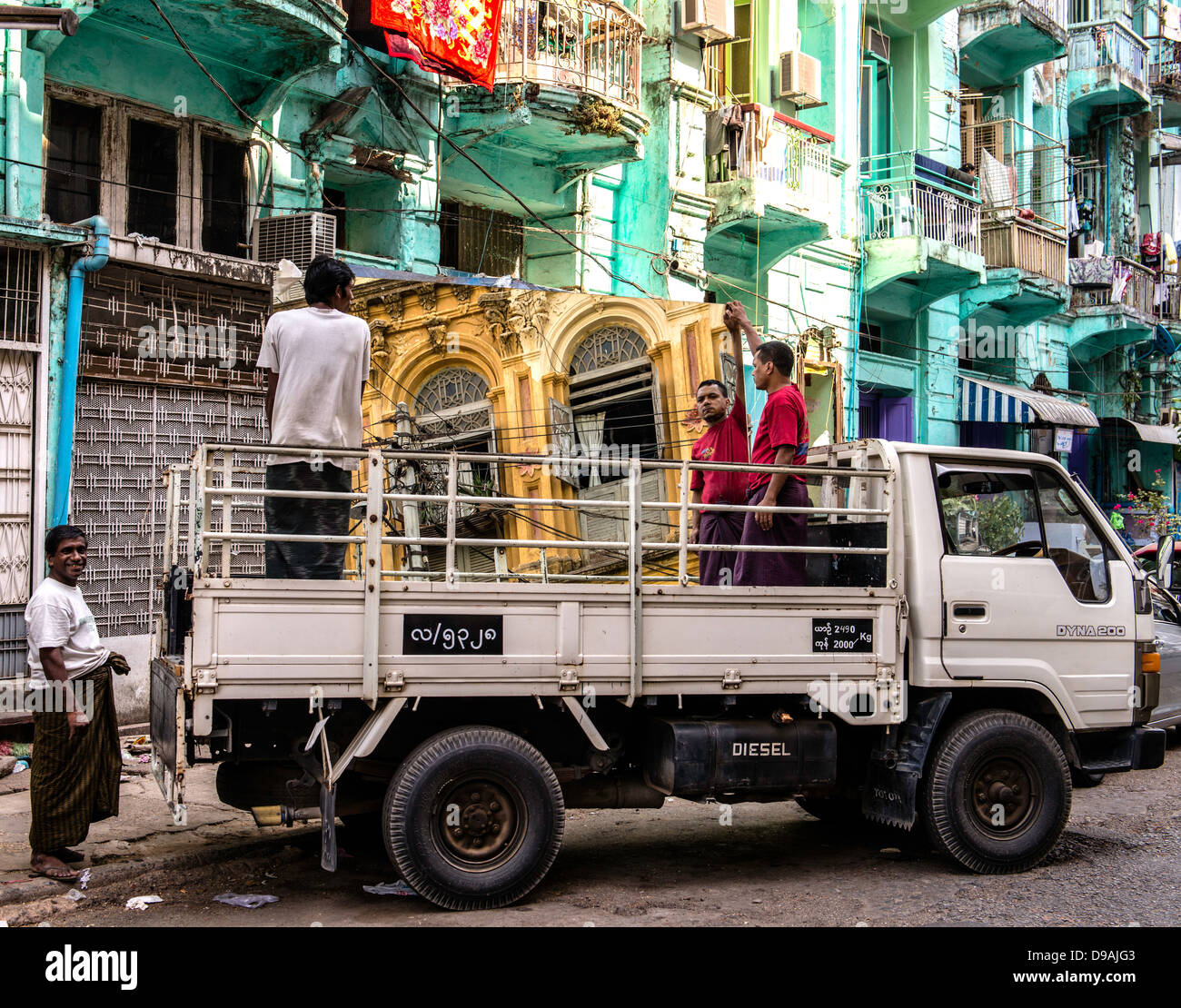 Arbeitnehmer, die einen Spiegel auf einen van Straße Rangoon Yangon Myanmar Burma South East Asia Laden Stockfoto