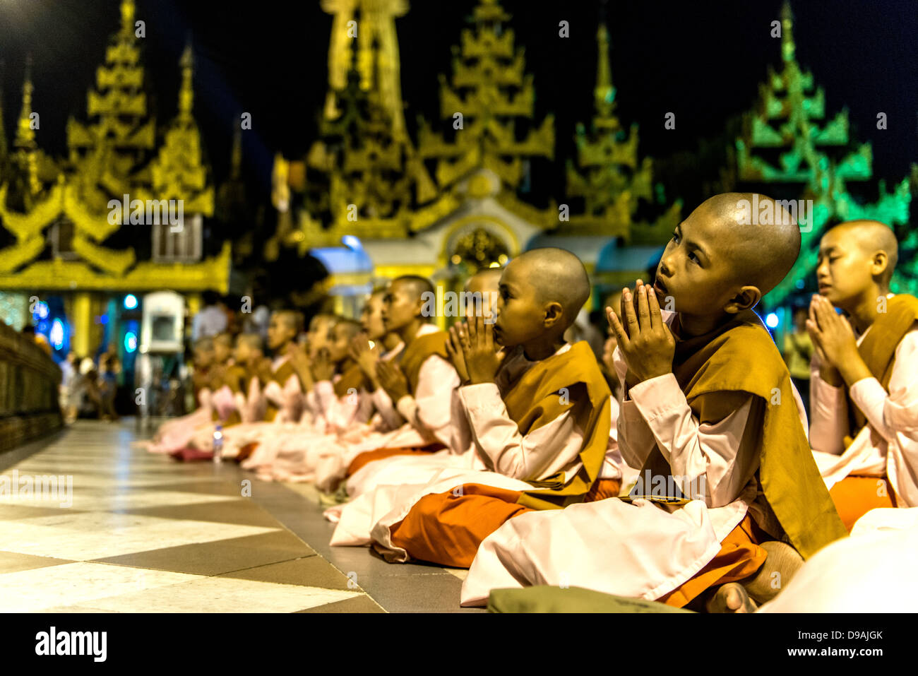 Nonnen beten buddhistischen Tempel Shwedagon Pagode oder große Dagon Pagode oder Goldene Pagode Yangon (Rangoon) Burma Myanmar Stockfoto