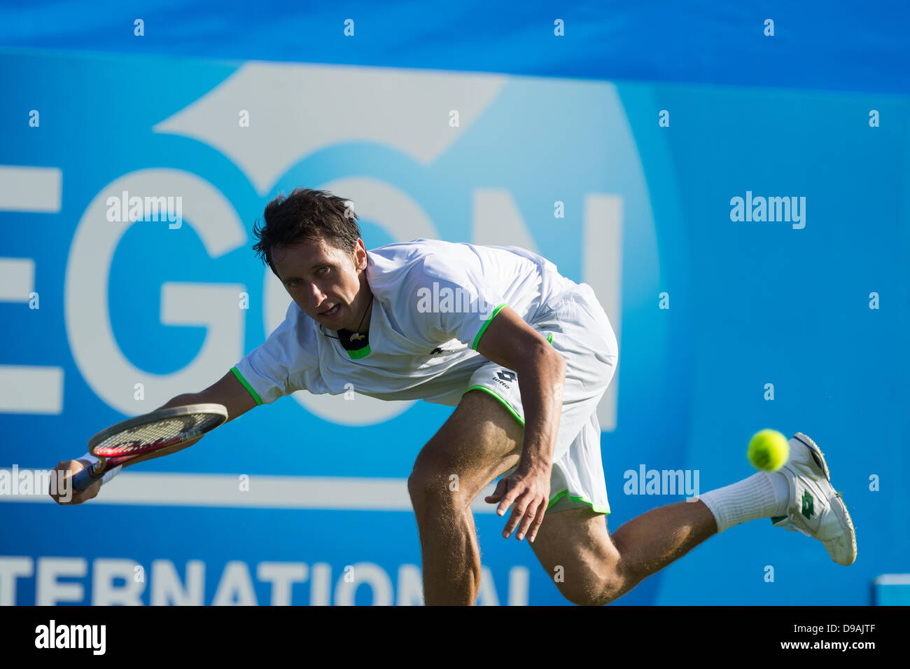 Eastbourne, Vereinigtes Königreich. 16. Juni 2013. Aegon International 2013 Tennis, Eastbourne UK - Sonntag. Mens-Qualifikationsspiel. Sergiy Stakhovsky erstreckt sich über eine einhändige Vorhand während seines Spiels mit James Blake (USA) auf dem Centrecourt. James Blake gewann das Match 5-7, 6-4, 6-4. Bildnachweis: Mike Französisch/Alamy Live-Nachrichten Stockfoto