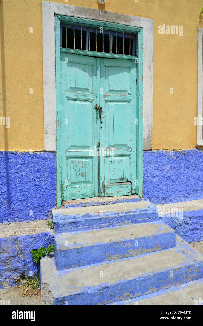 Bunte Tür in Kattavia Dorf, Süd-Rhodos, Rhodos (Rodos), die Dodekanes, South Aegean Region, Griechenland Stockfoto