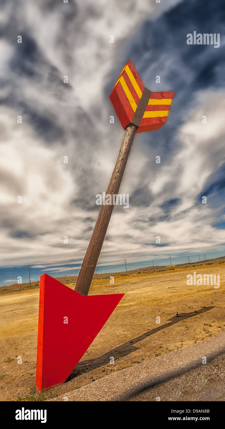 Eine klassische Gas stop Symbol, riesige Pfeil auf i-40 in der Nähe von Gallup, New Mexico Stockfoto
