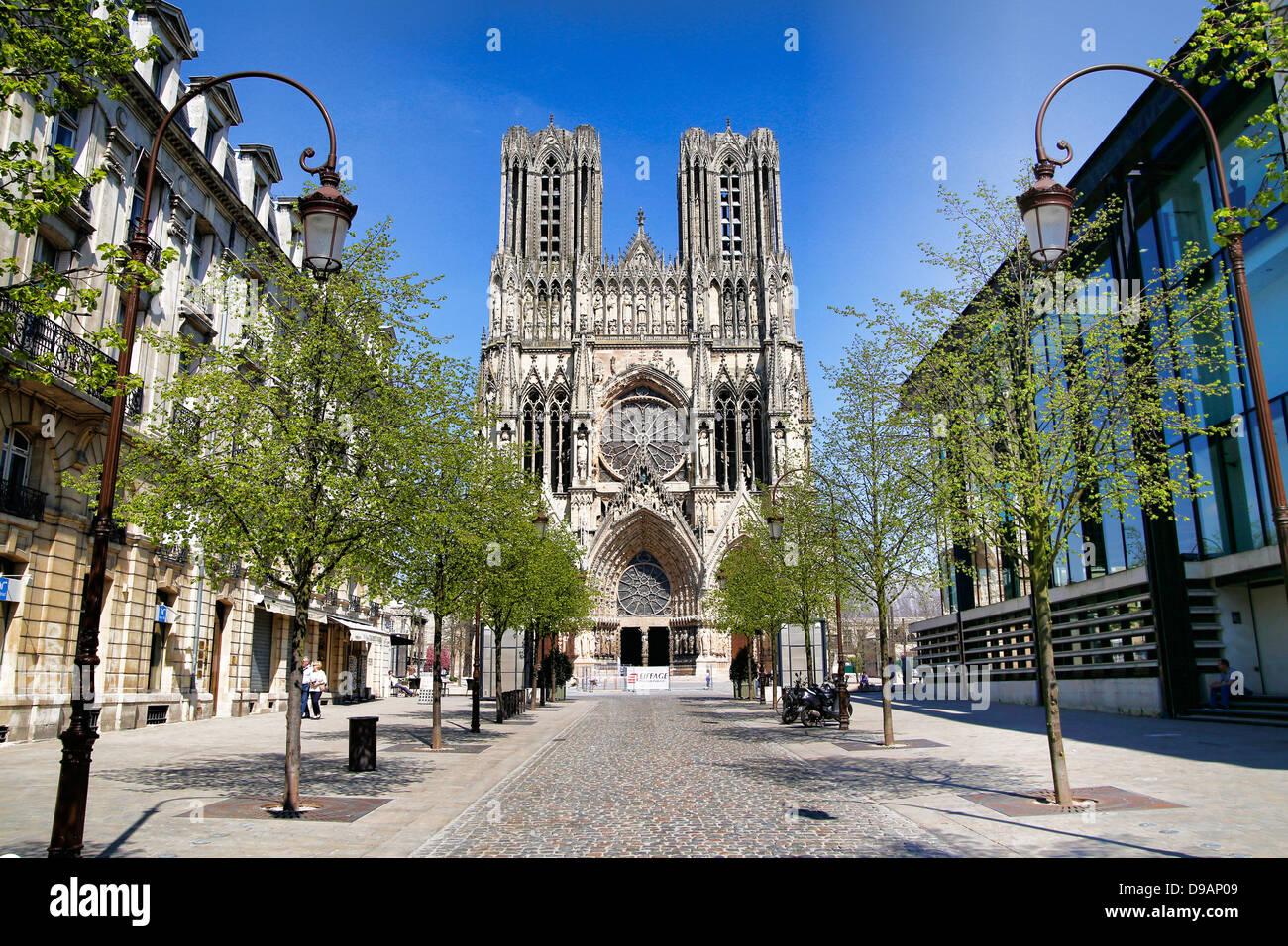 Mit Blick auf den Ansatz zur Cathedrale Notre-Dame de Reims, Reims, Frankreich Stockfoto