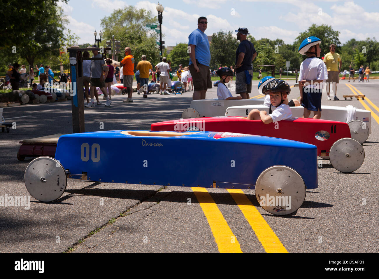 Kinder, die fahrenden Autos an die Washington DC Seifenkistenrennen - USA Stockfoto
